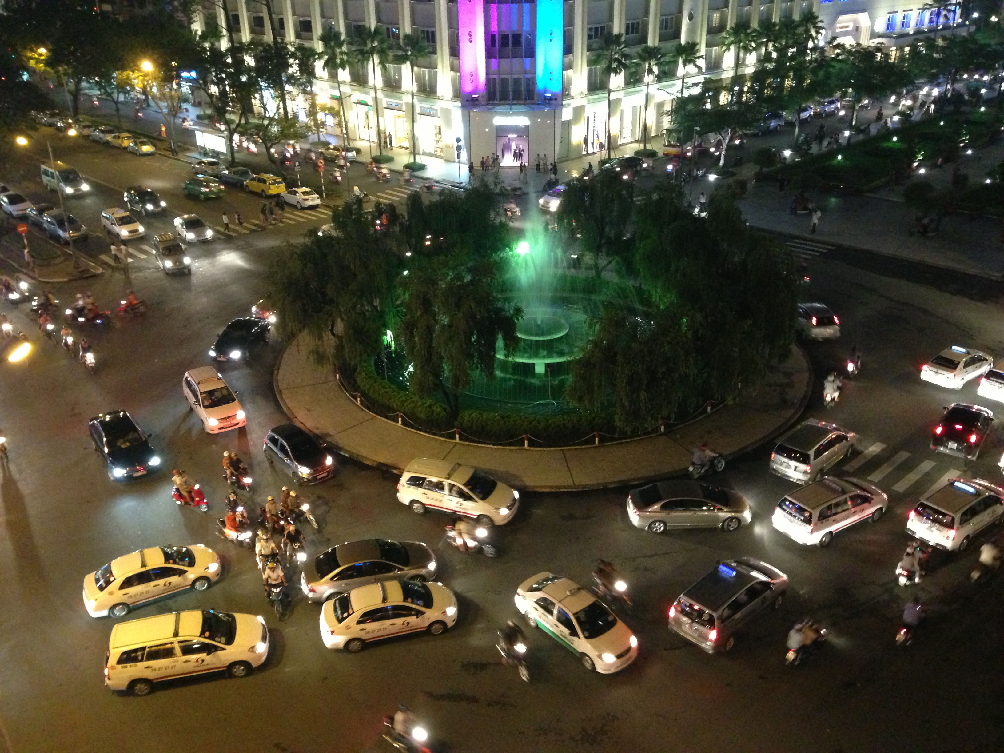 File:Nguyễn Huệ roundabout, Ho Chi Minh City, Vietnam - 0 - Wikimedia Commons