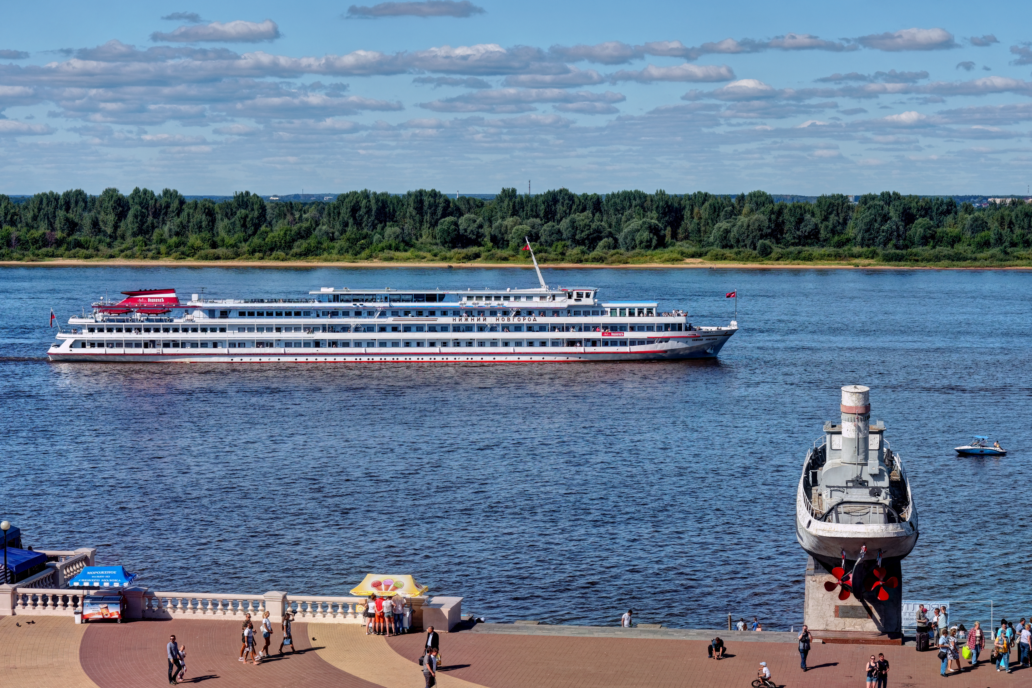 Фото 18 нижний новгород. Корабль Нижний Новгород. Корабли нижегородские. Нижний Новгород отель с кораблём. Городок корабль в Нижнем Новгороде.