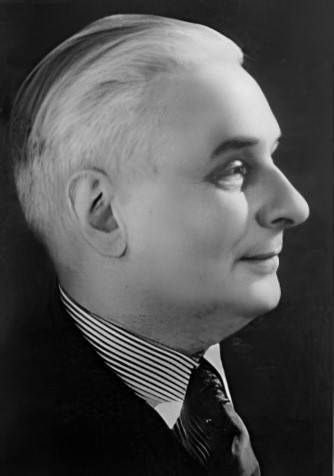 Photographie-portrait en noir et blanc d'un homme de profil.