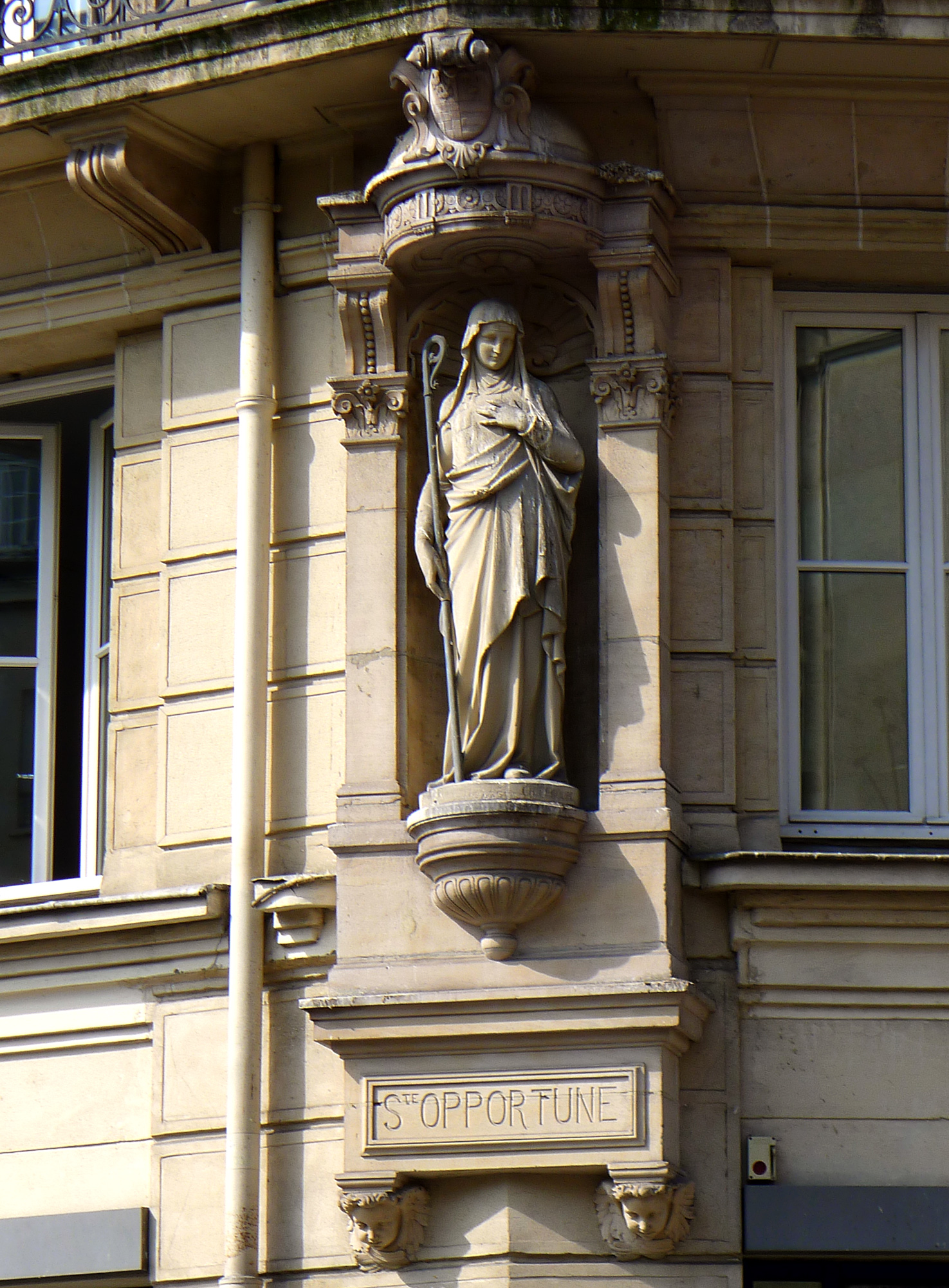 P1240966_Paris_Ier_place_Ste-Opportune_statue_rwk