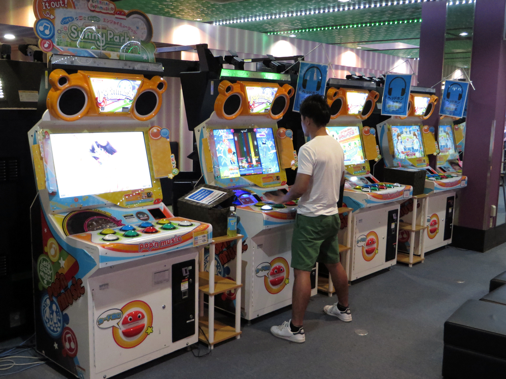 File:Popn stage arcade.jpg - Wikimedia Commons