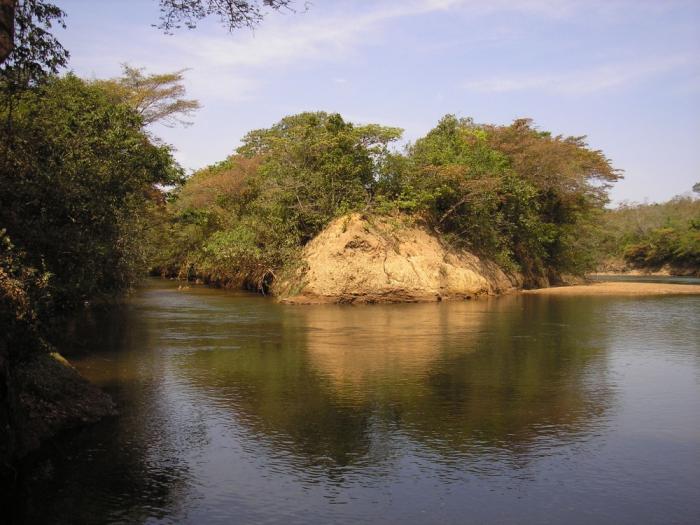 File:Ribeirão Mundo Novo com o Rio São Marcos.jpg