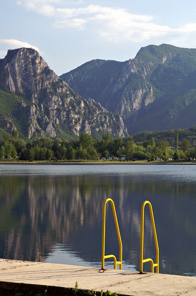 File:Saraj swimming pool.jpg