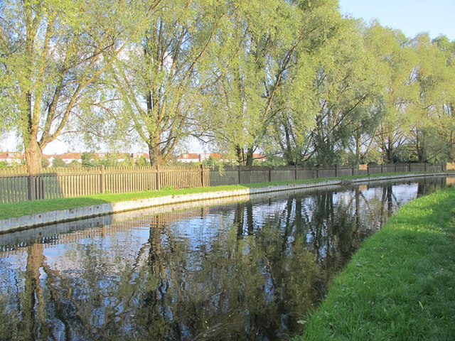 File:The New River by New River Crescent, N13 (2) - geograph.org.uk - 4696144.jpg