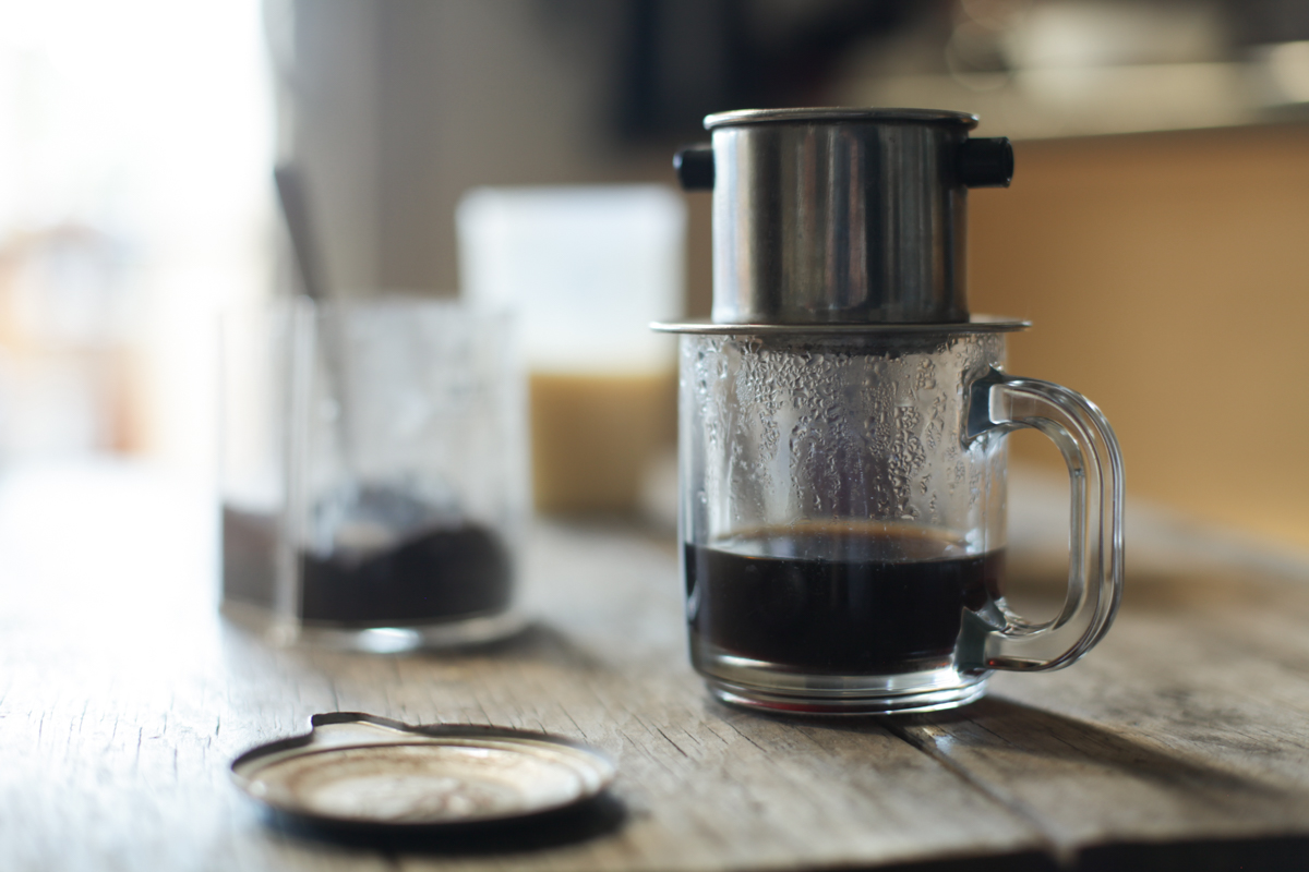 https://upload.wikimedia.org/wikipedia/commons/d/dd/Vietnamese_coffee_brewing_with_metal_filter.jpg