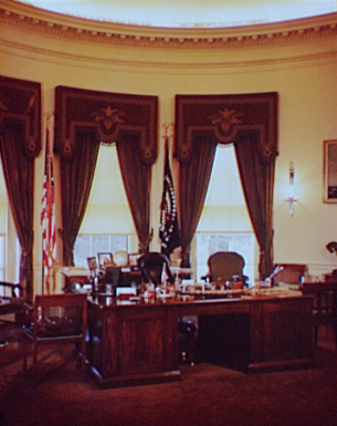 https://upload.wikimedia.org/wikipedia/commons/d/dd/White_House_Oval_Office_photographed_by_Theodor_Horydczak.jpg