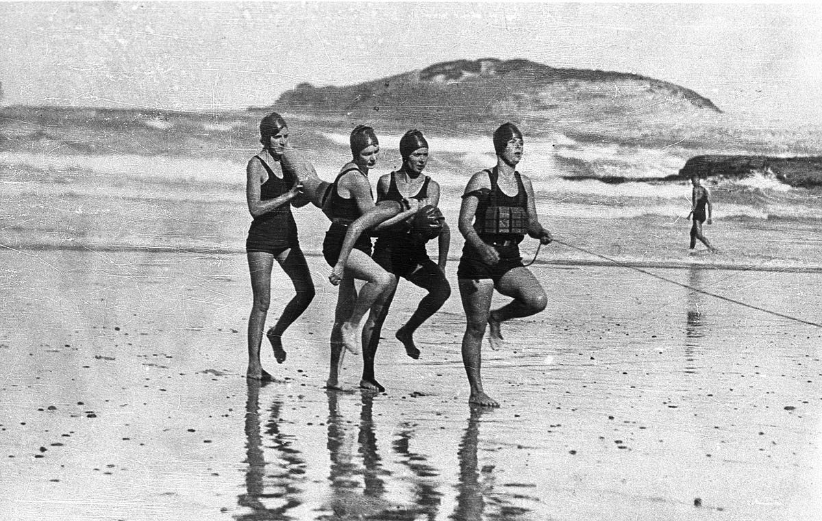 Women's surfing - Wikipedia