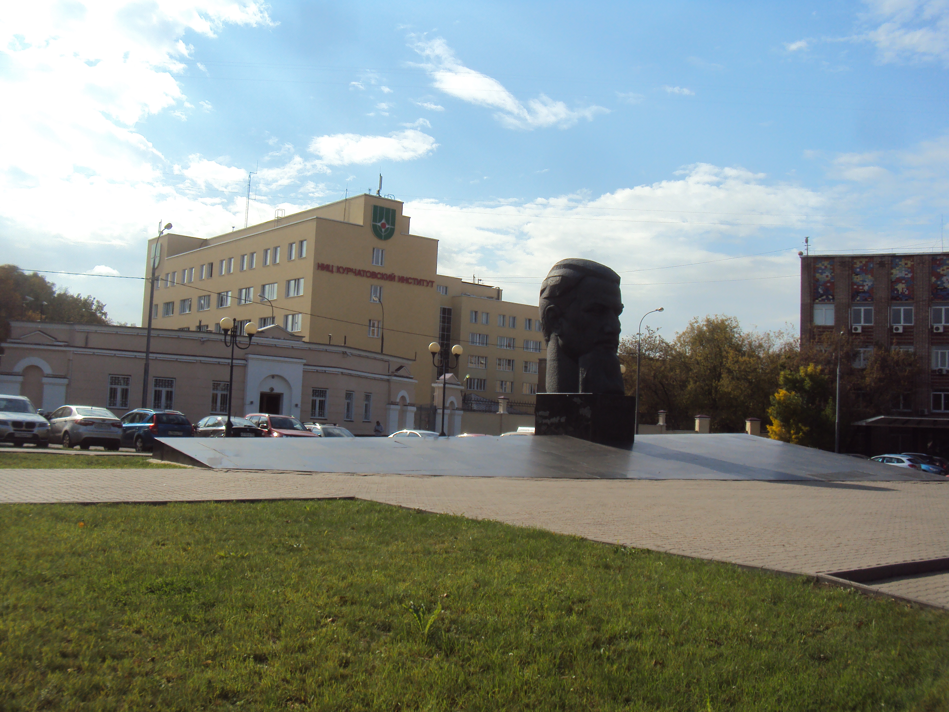 Погода курчатов курская область на 10 дней. Памятник Курчатову. Курчатов памятник.