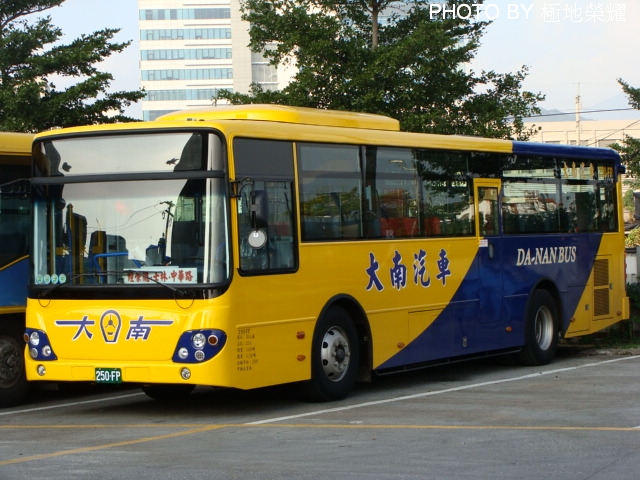 File:大南汽車.DAEWOO.250-FP.jpg