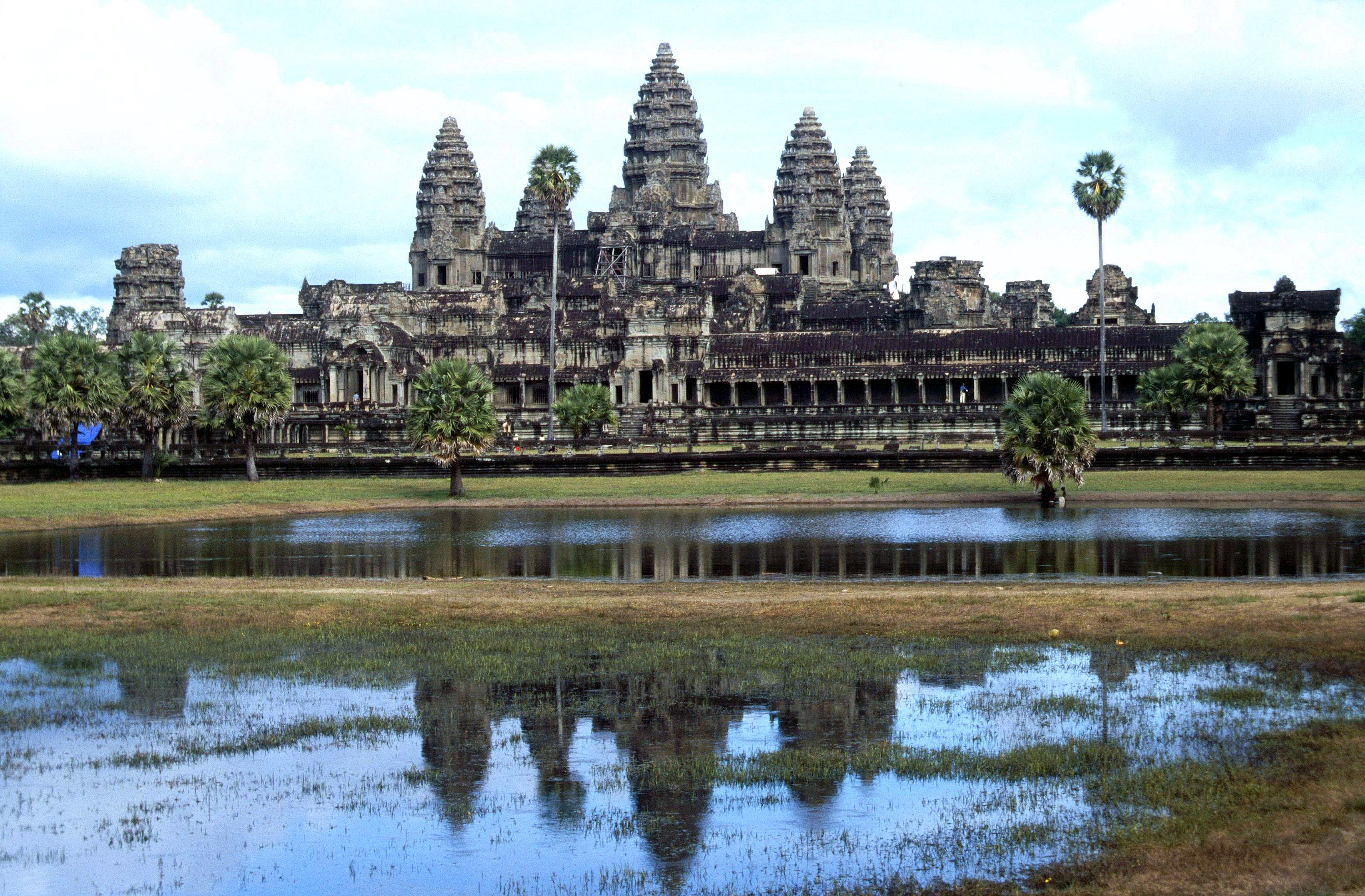 Озеро древний мир. Ангкор-ват Камбоджа. Храм Ангкор ват. Храм в Камбодже Ангкор ват фото. Храмовый комплекс Ангкор-ват (XII век).