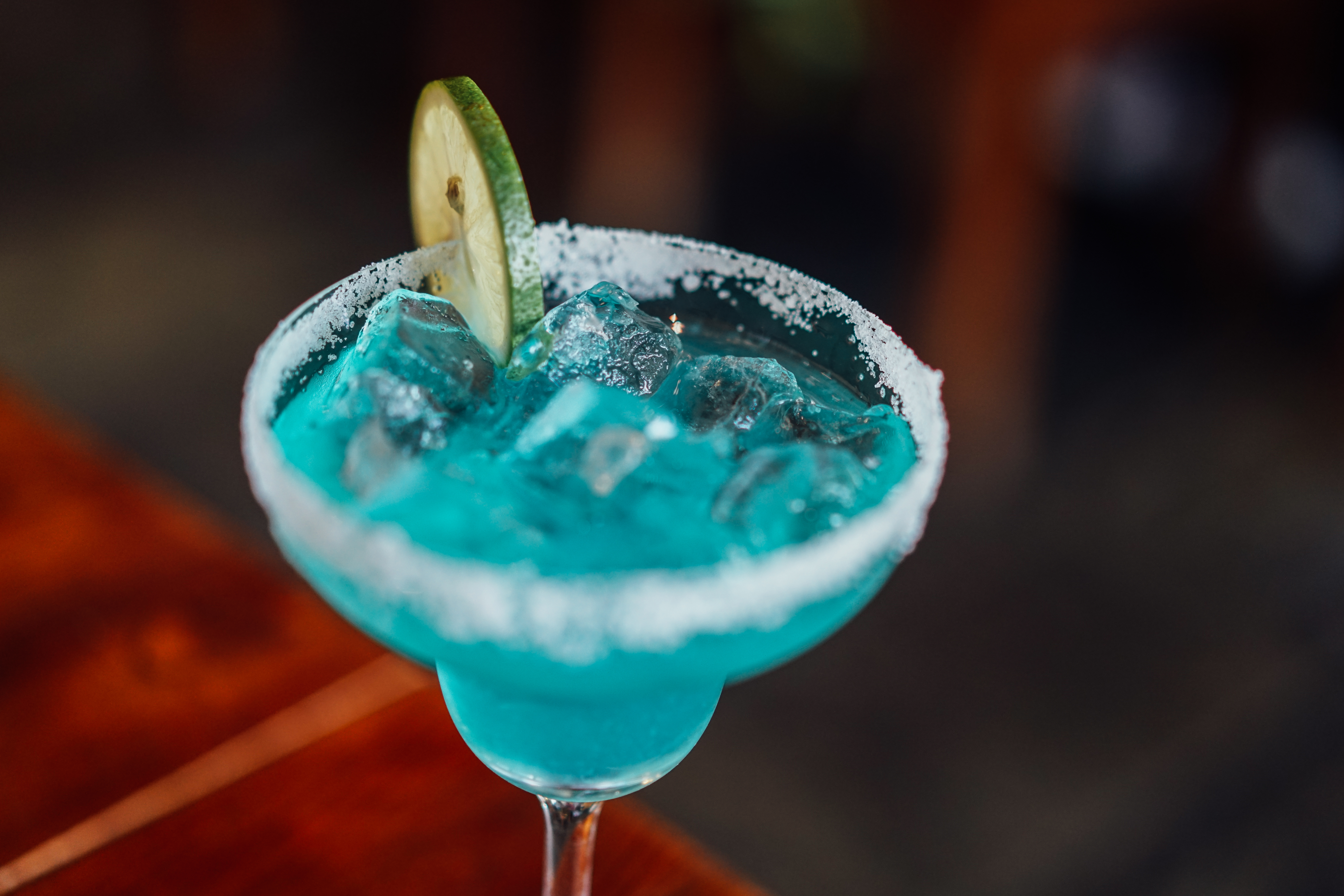 Blue lagoon cocktail. Коктейль Golubaya Laguna. Мохито голубая Лагуна. Голубая Лагуна коктейль алкогольный. Коктейль голубая Лагуна Ингредиенты.