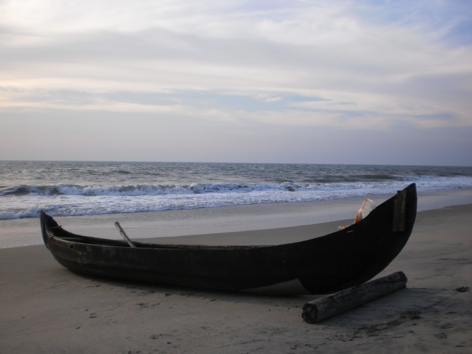 File:Boat or Vallam at Cherai Beach 01.JPG - Wikimedia Commons