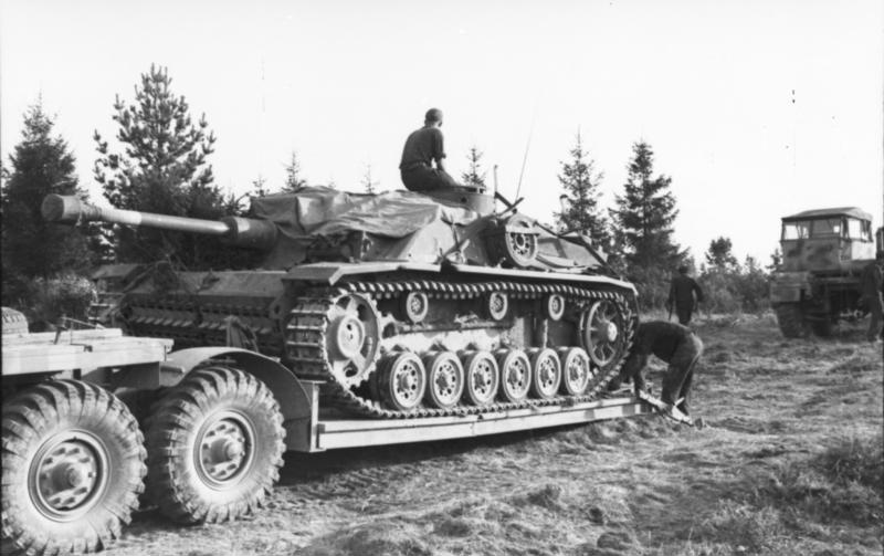 TRASPORTATORE DI CARRI BLINDATI Bundesarchiv_Bild_101I-154-1991-07A%2C_Russland-Mitte%2C_Sturmgesch%C3%BCtz_III_auf_Anh%C3%A4nger