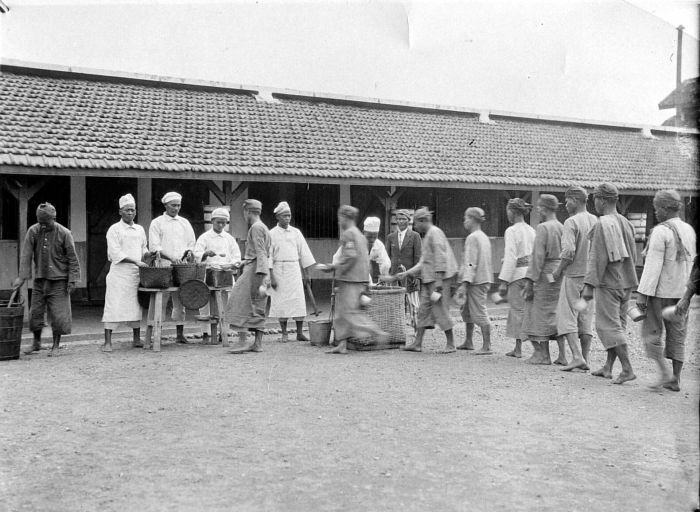 COLLECTIE TROPENMUSEUM Etenstijd in de gevangenis van Malang Java TMnr 10001527