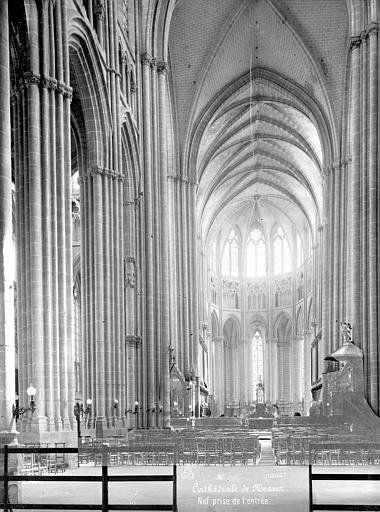 File:Cathédrale Saint-Etienne - Vue intérieure de la nef, vers le choeur - Meaux - Médiathèque de l'architecture et du patrimoine - APMH00013927.jpg