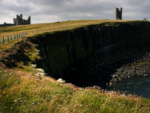 File:Dunstanburgh Castle - geograph.org.uk - 926540.jpg