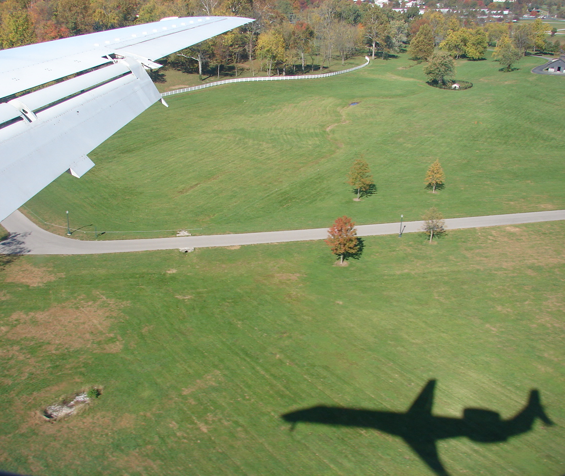 Final approach to LEX (8174289027).jpg