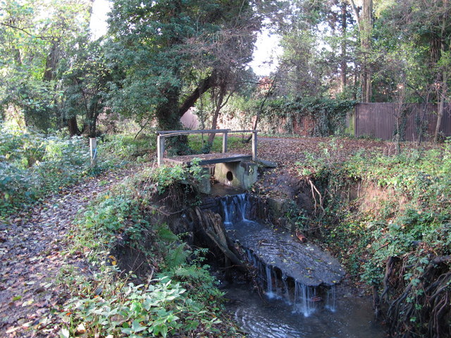 File:Footbridge over the Kyd Brook - East Branch, on Gumping Common (2) - geograph.org.uk - 2435840.jpg