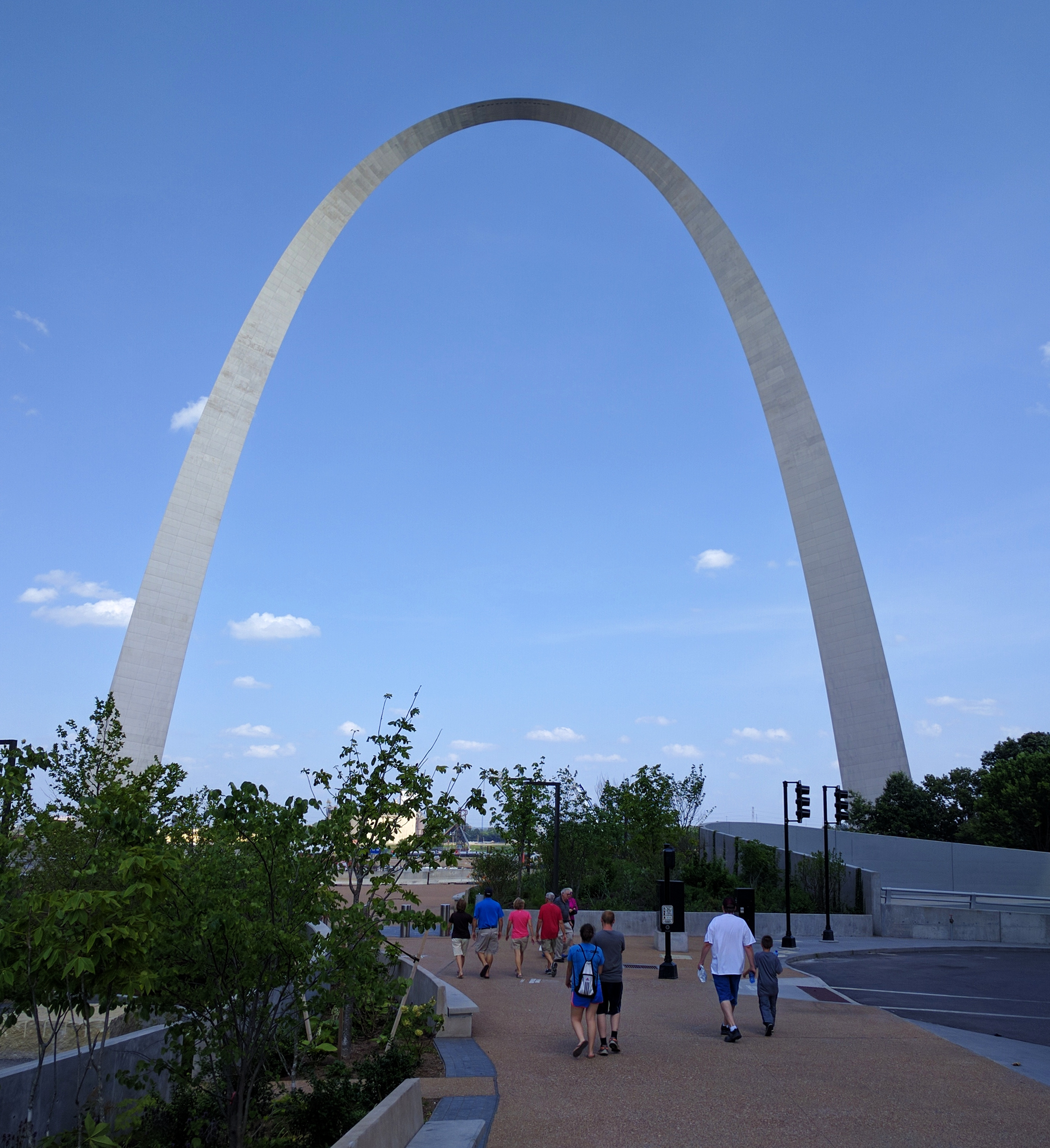 File:Gateway Arch, St. www.neverfullbag.com - Wikipedia