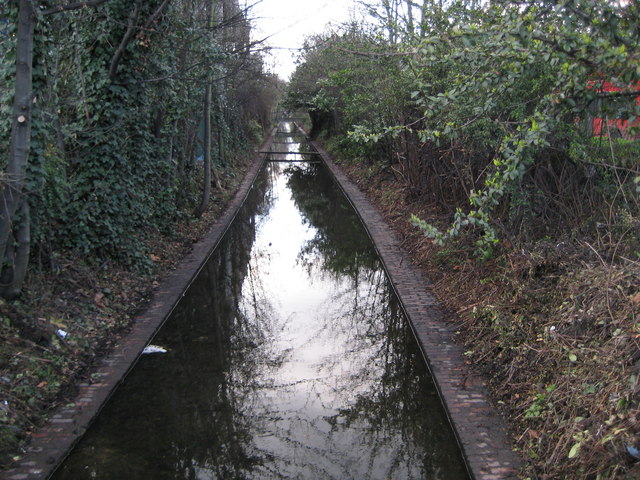 File:Grand Union Canal feeder channel in Wembley - geograph.org.uk - 726253.jpg