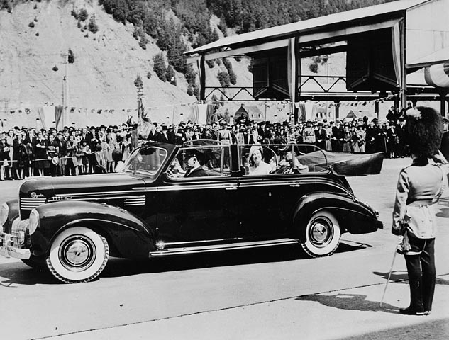 File:H.M. King George VI and Queen Elizabeth at Wolfe's Cove to begin their visit to Canada.jpg