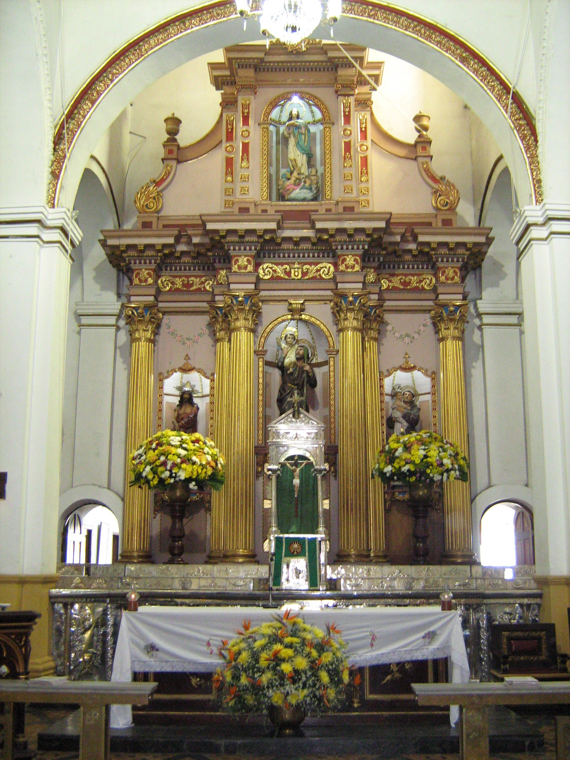 File:Iglesia de San Cristóbal-Altar Mayor-Medellí - Wikimedia Commons