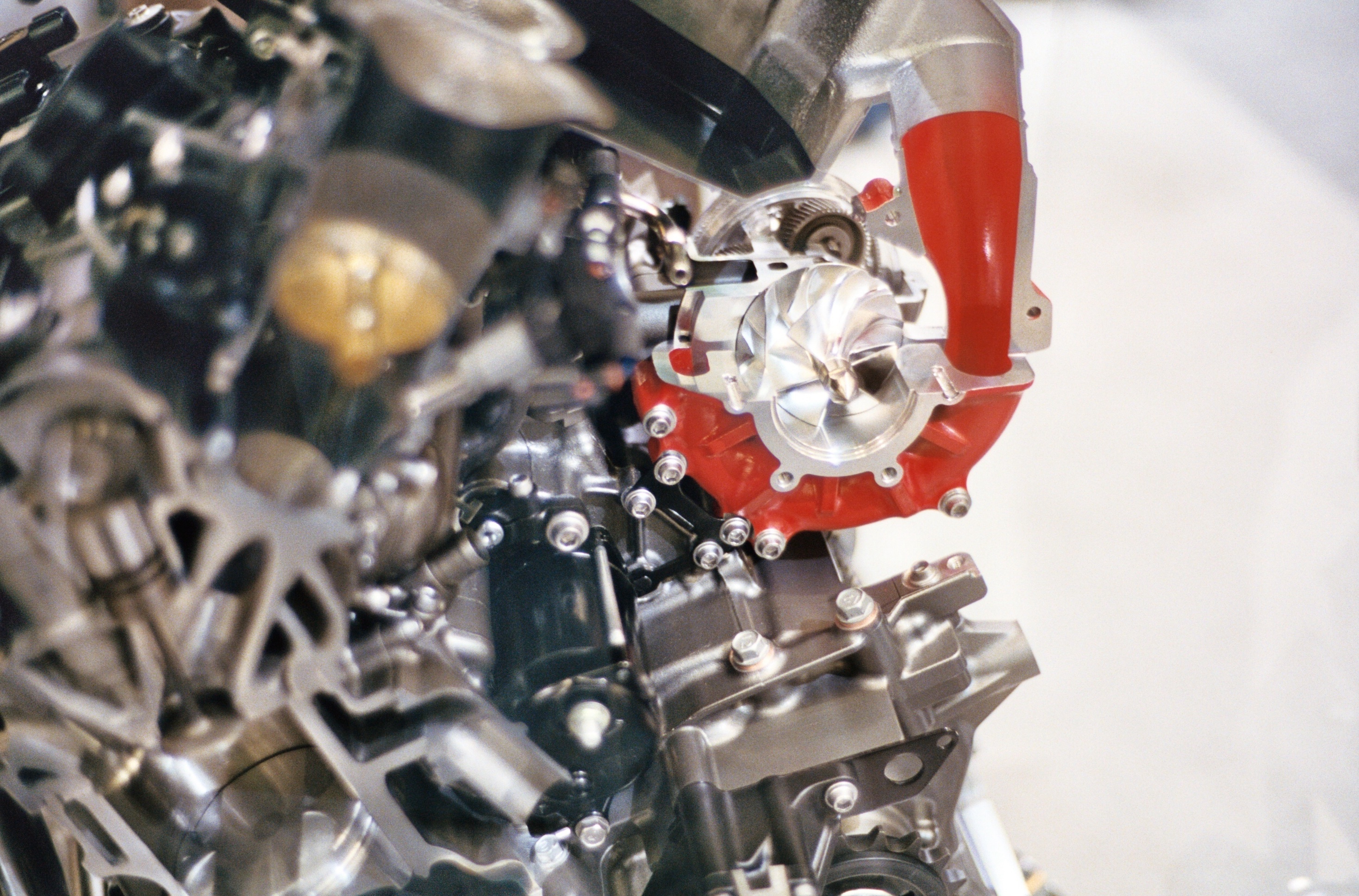 jury betale Maladroit File:Kawasaki Ninja H2R engine cutaway supercharger.JPG - Wikimedia Commons