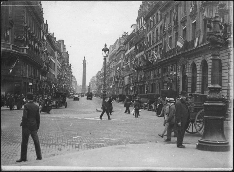 File:La rue Royale le jour de l'Independence Day - Paris 08 - Médiathèque de l'architecture et du patrimoine - APZ0008114B.jpg