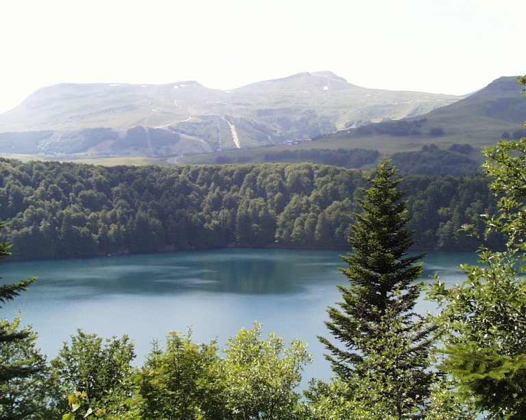 Lac Pavin — Wikipédia