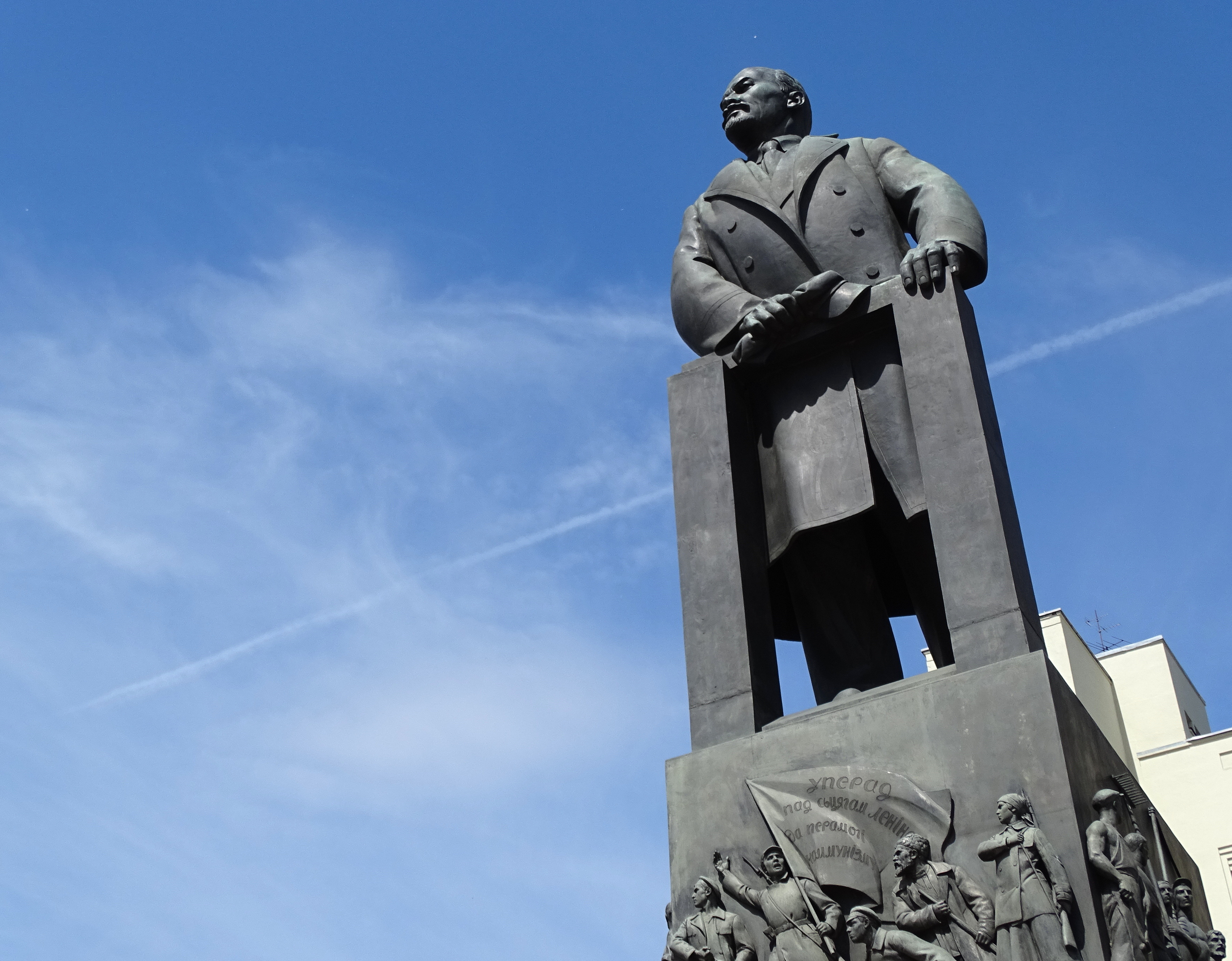 Памятник ленину с двумя кепками фото в каком городе
