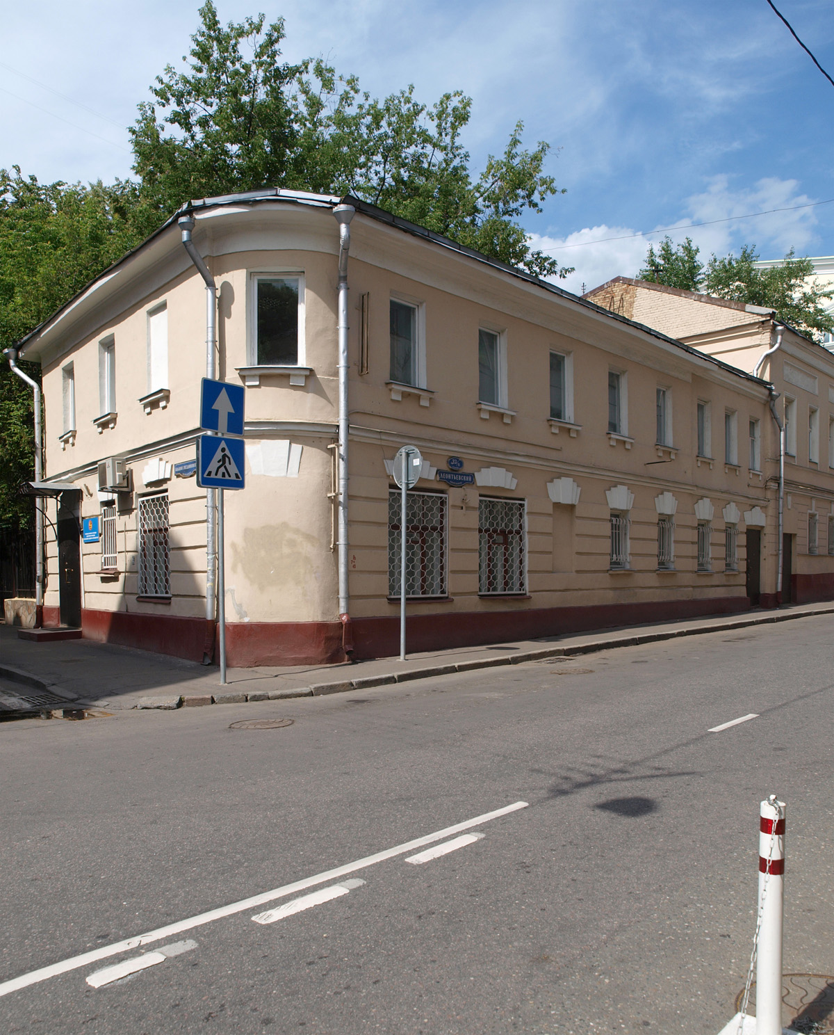 леонтьевский переулок москва