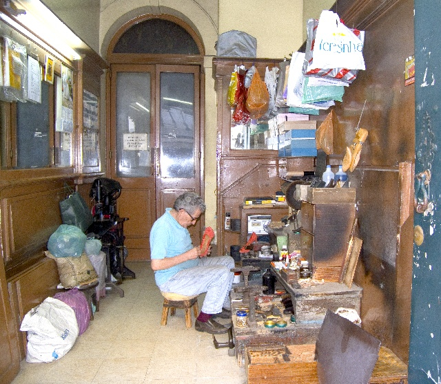 File:Lisboa (P), 2011, Bottega di ciabattino. (5982131396).jpg