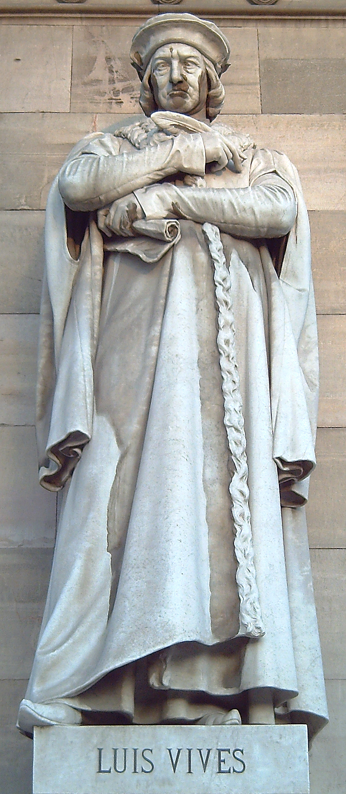 Estatua de Luis Vives en el pórtico de la [[Biblioteca Nacional de España