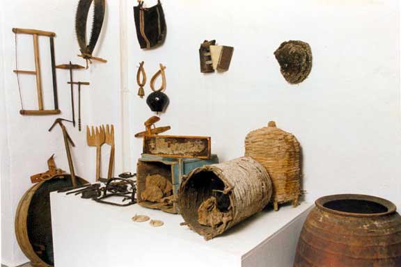 File:Macedonian Museums-46-Laografiko Vavdou-206.jpg