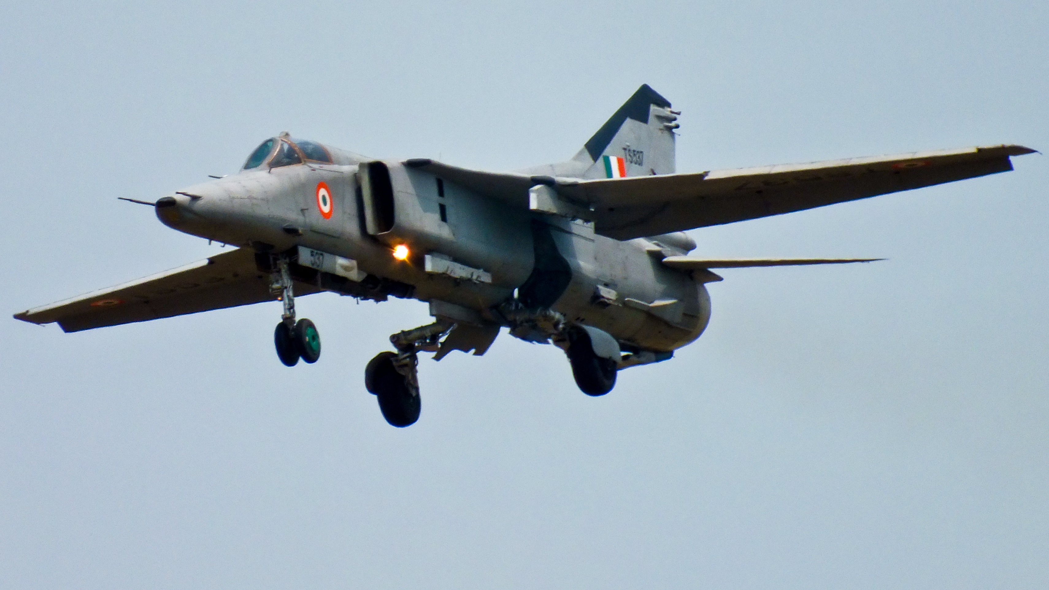 MiG-27_from_No.18_Squad,_Kalaikunda.jpg