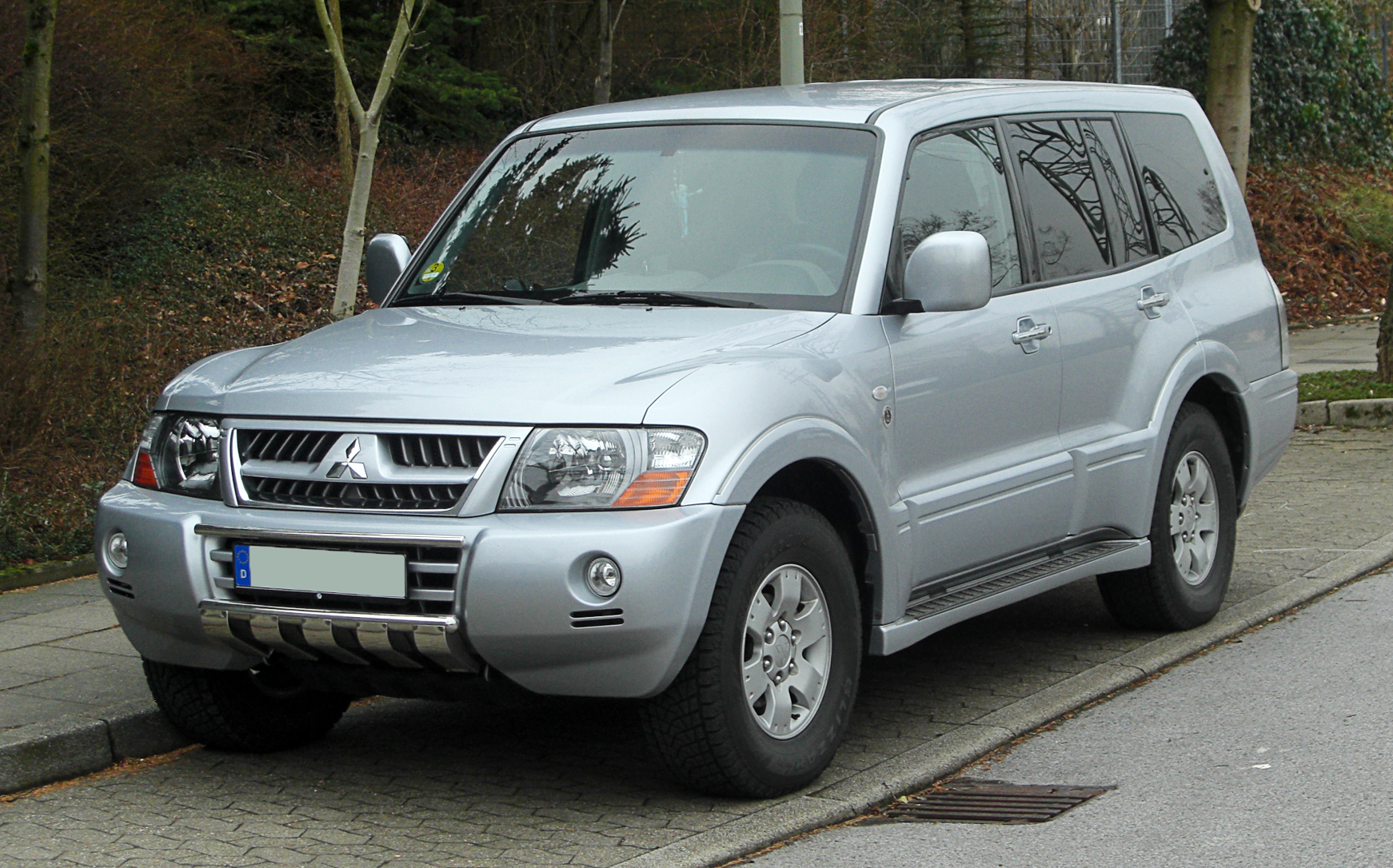 File:Mitsubishi Pajero 3.2 DI-D (V60, Facelift) – Frontansicht, 14. März  2011, Wülfrath.jpg - Wikimedia Commons