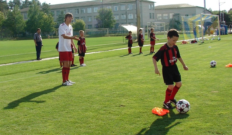 Oleg Starinskyi coaching kids during AC Milan junior camp in Kyiv
