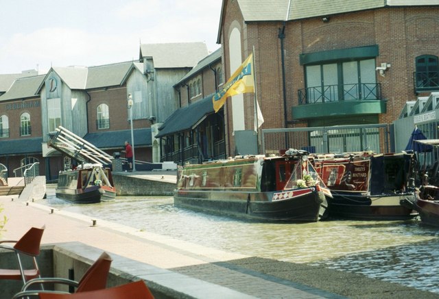 File:Oxford Canal and Castle Quay Shopping Centre, Banbury - geograph.org.uk - 221504.jpg