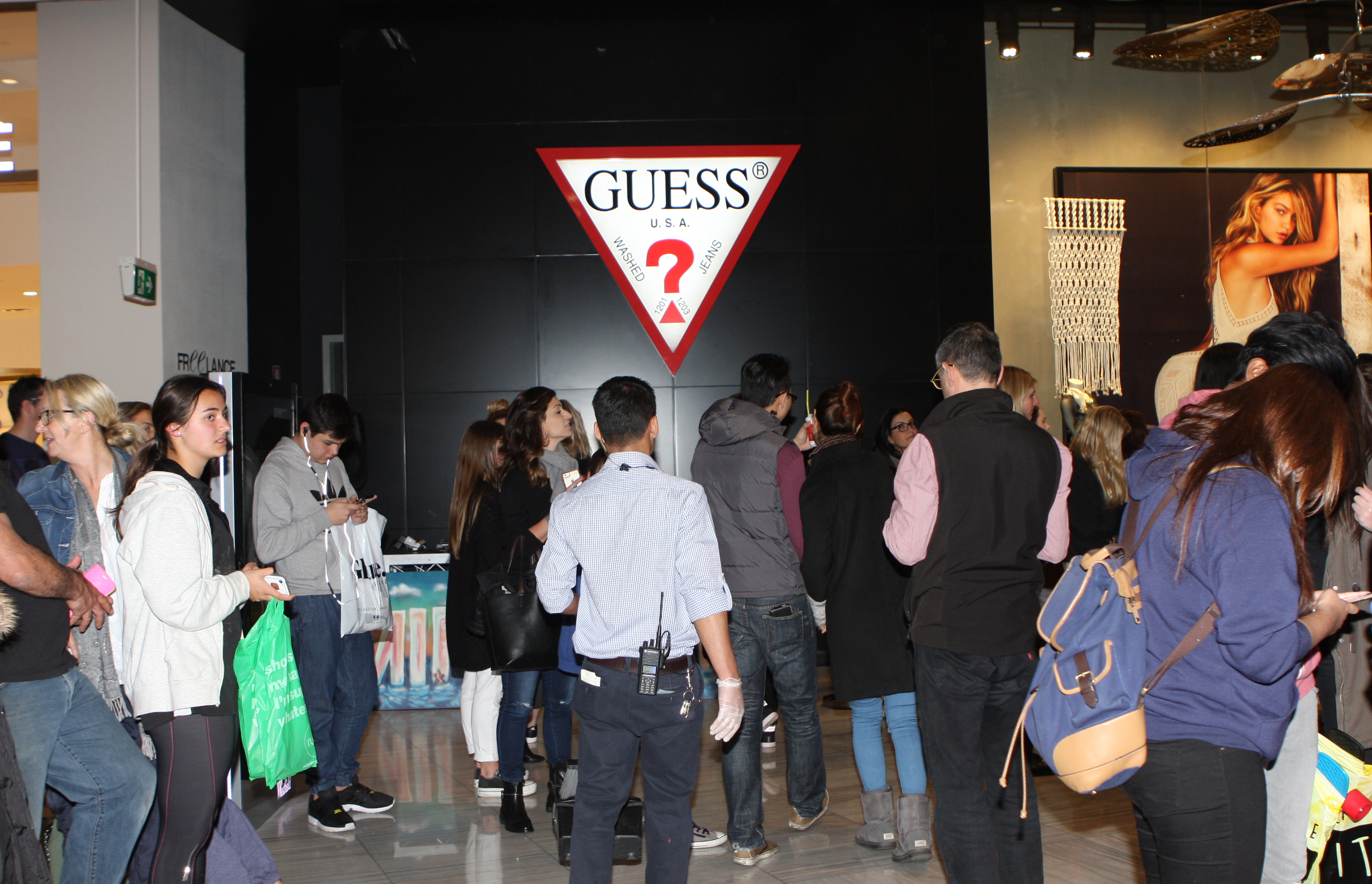 pendul loop skelet File:People in a Guess store in Sydney.jpg - Wikimedia Commons