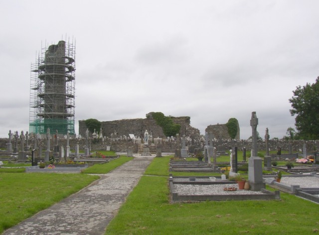 File:Round tower and ruined church, Tullaherin, Co. KIlkenny - geograph.org.uk - 207642.jpg