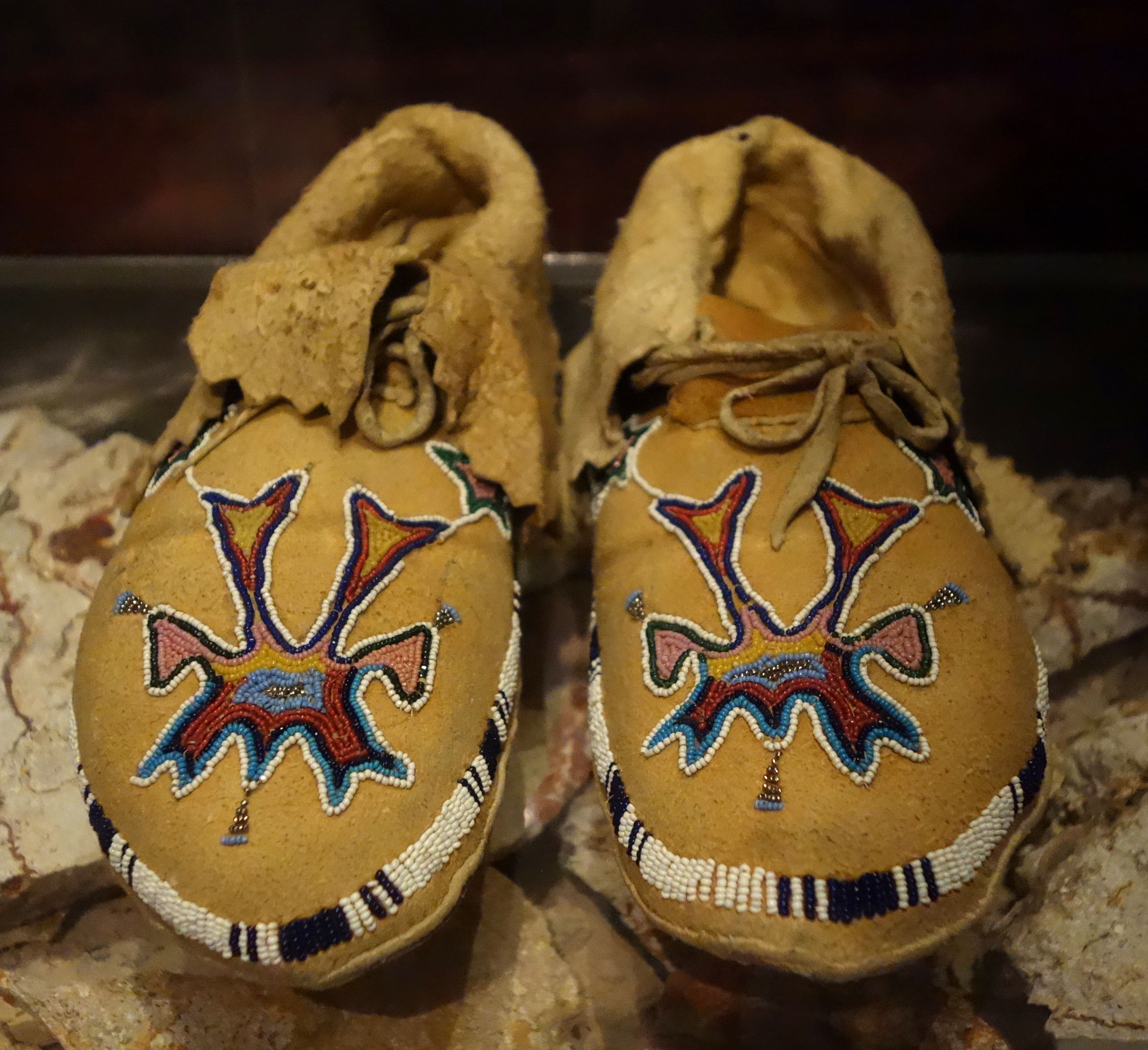 File:Shoshone moccasins, c. 1900 - Bata 