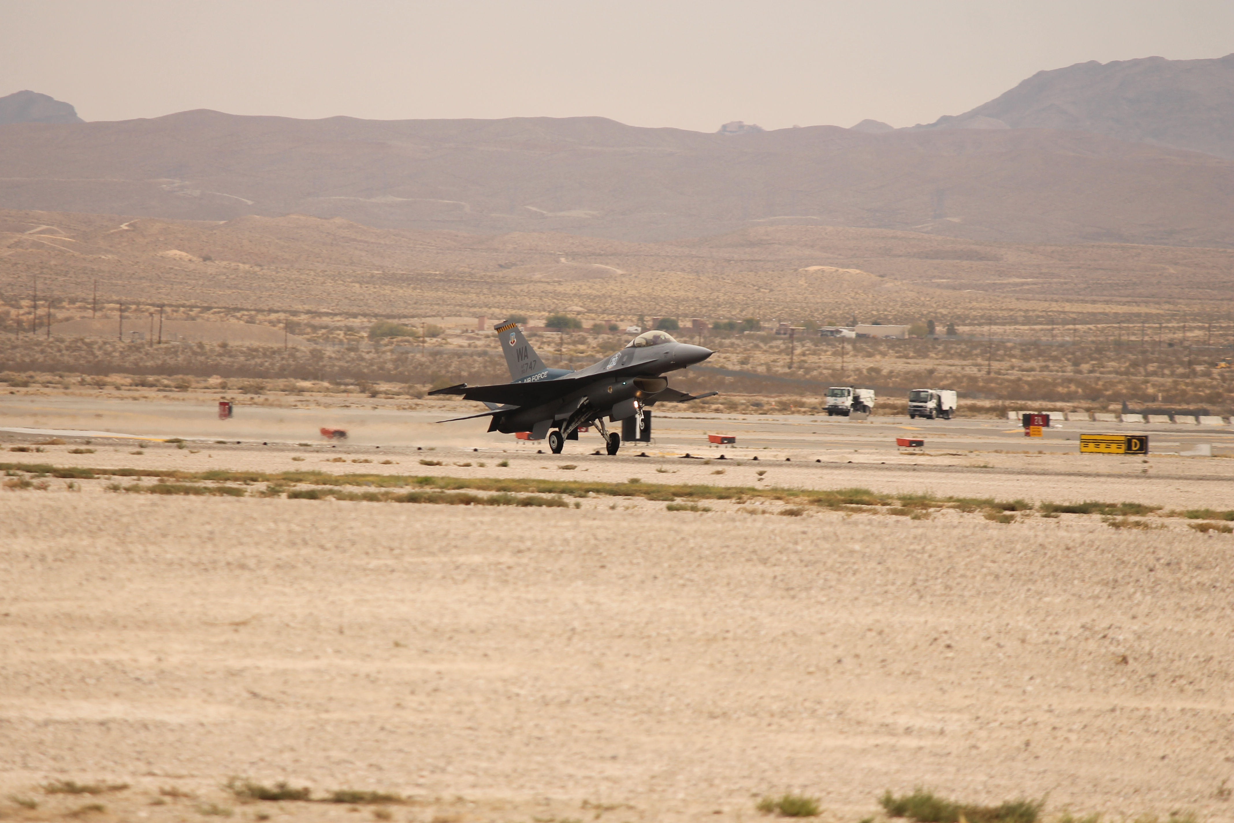 File:Vegas Strong F-16 Retracting Gear Landing 2.jpg - Wikimedia Commons