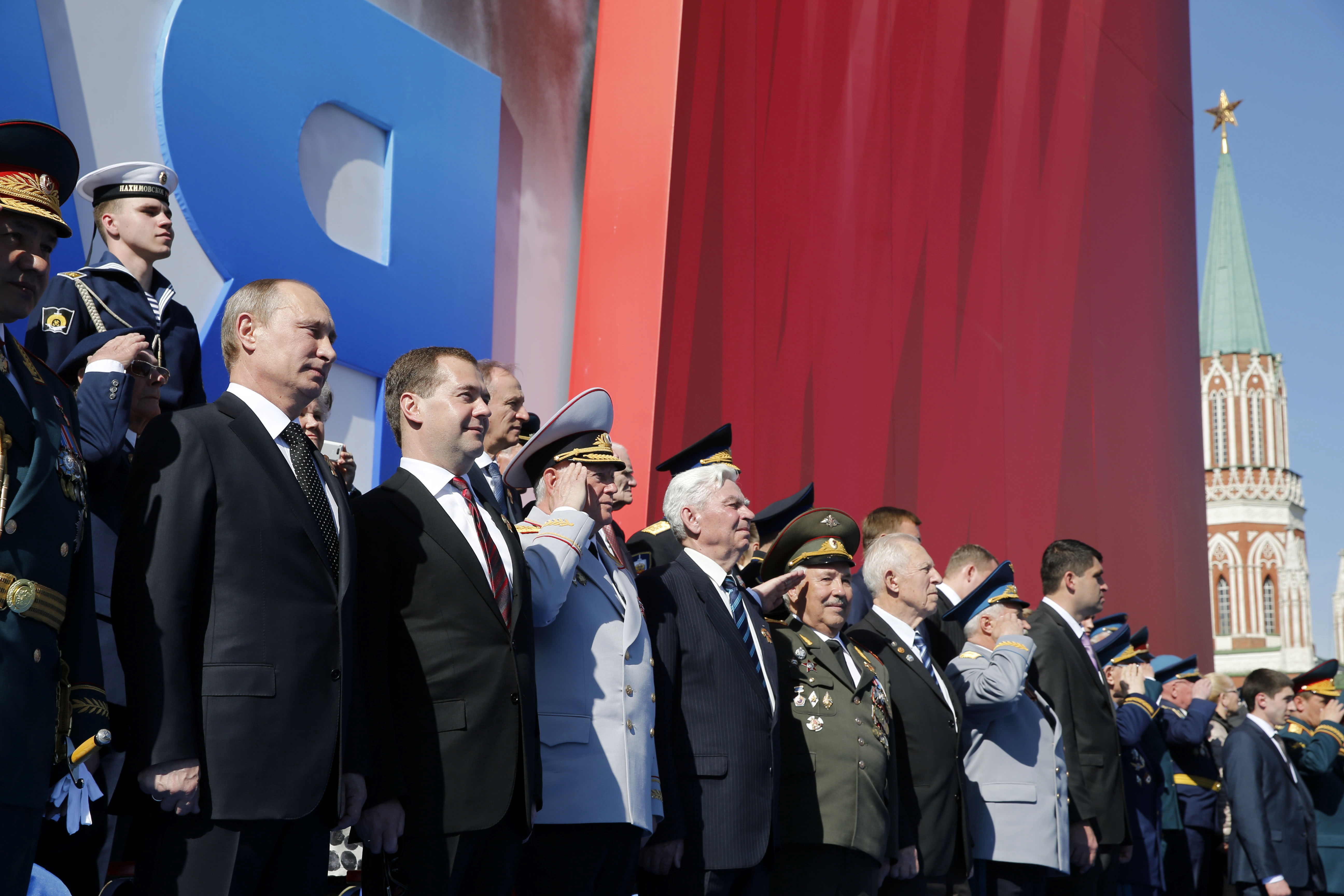 9 мая 2013. Медведев 9 мая 2021. Медведев на параде Победы.