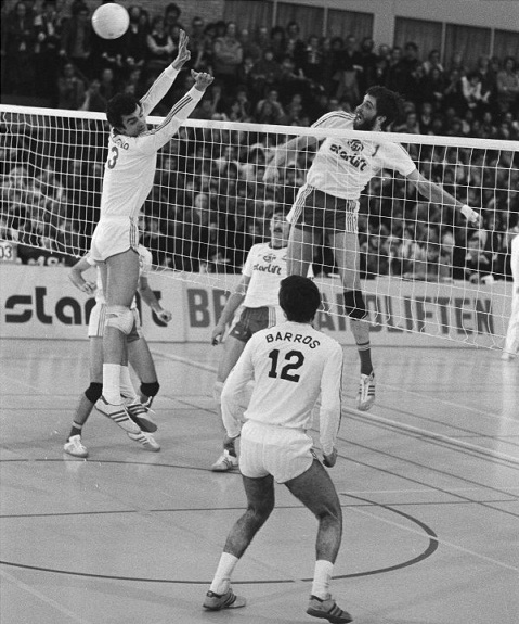 File:Volleybal Europacup landskampioen Starlift. Blokkeer tegen Real Madrid II.jpg