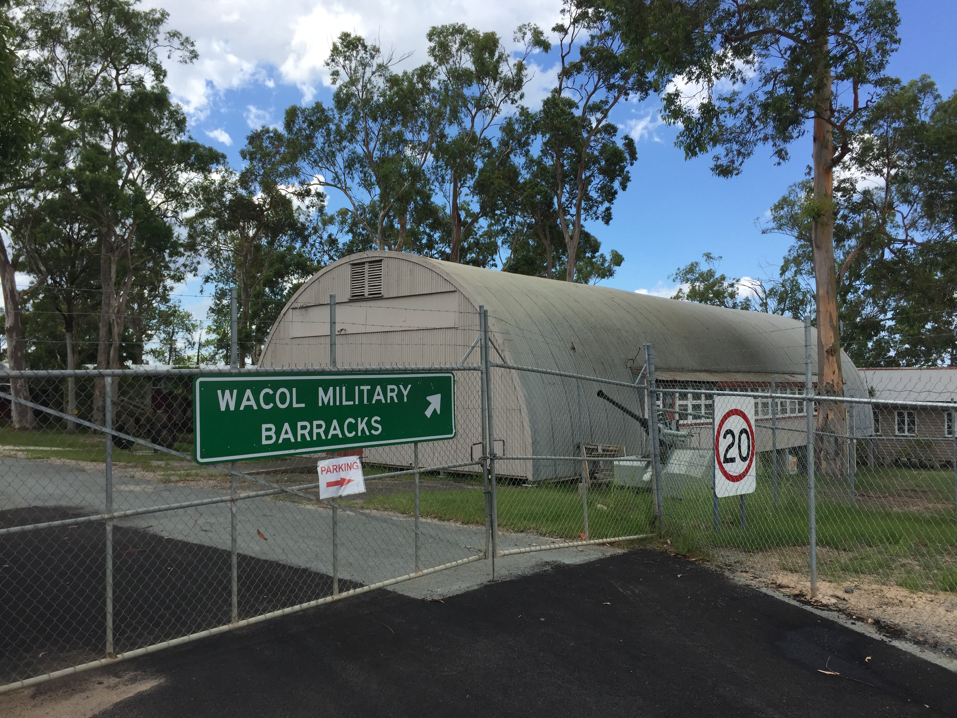 https://upload.wikimedia.org/wikipedia/commons/d/de/Wacol_Military_Barracks_01.JPG