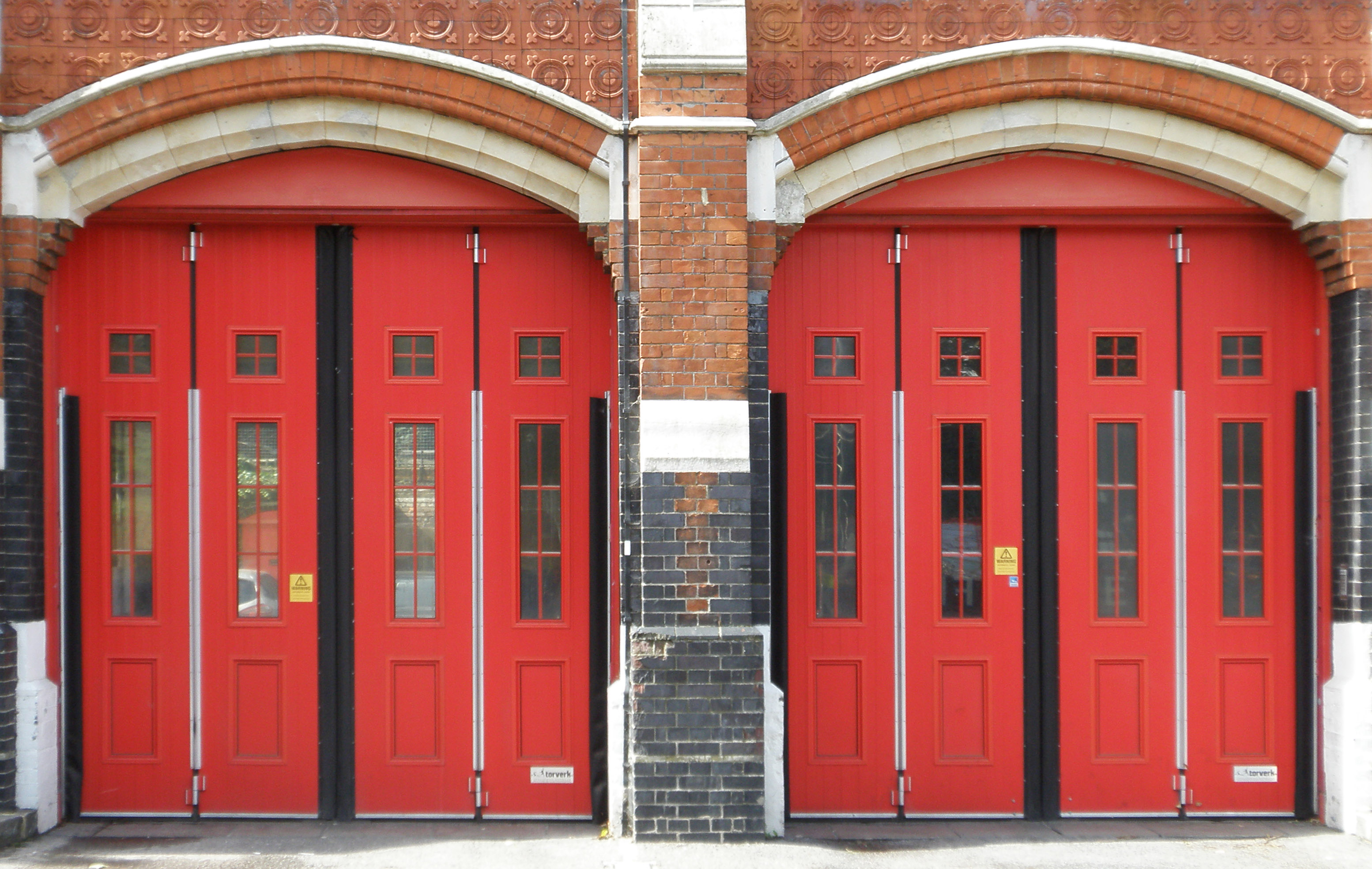 Как открыть красную дверь. Красная дверь. Красная дверь в интерьере. Красная входная дверь. Красивая парадная дверь красного цвета.