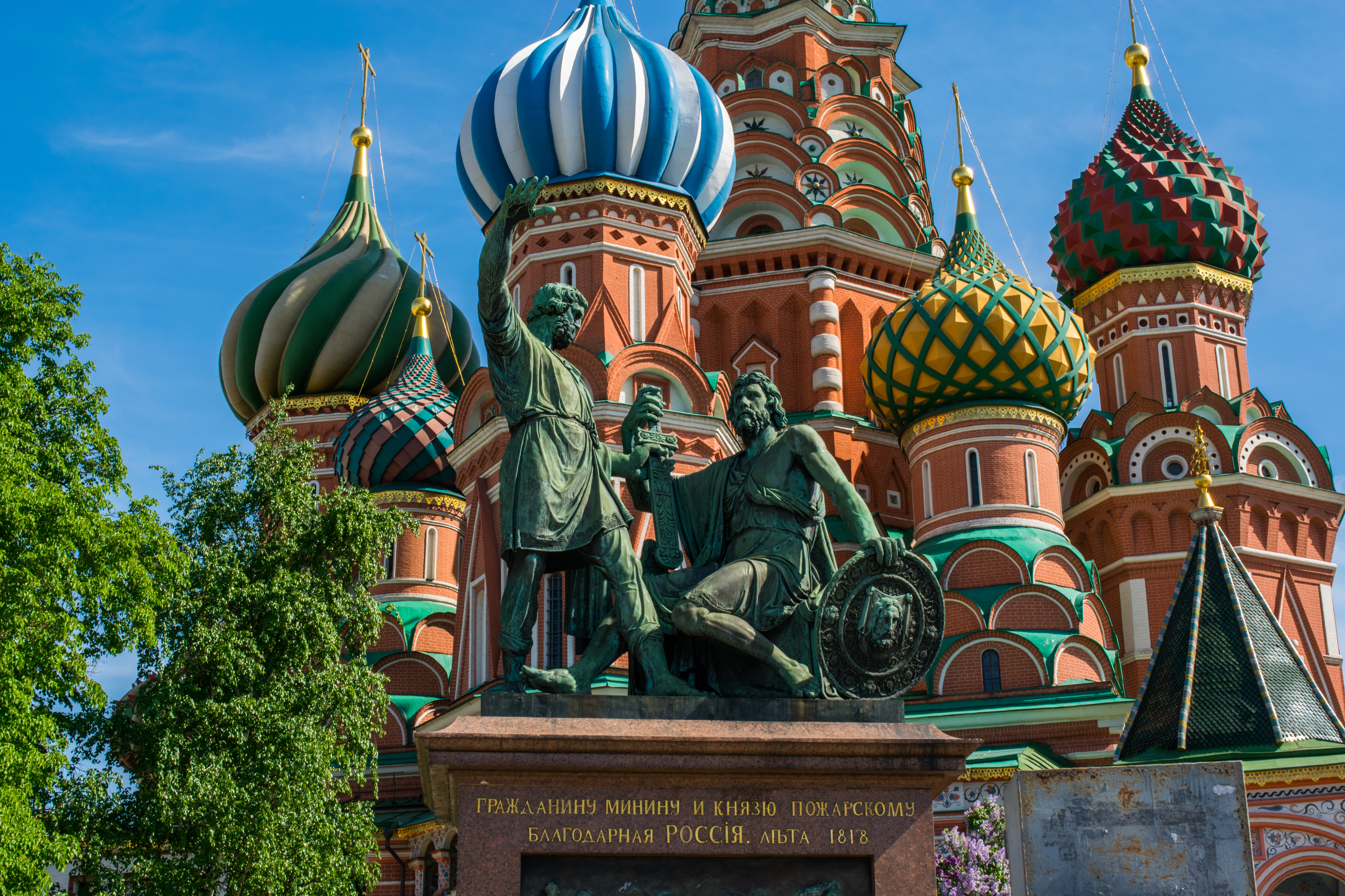 Памятник Минину и Пожарскому на красной площади в Москве