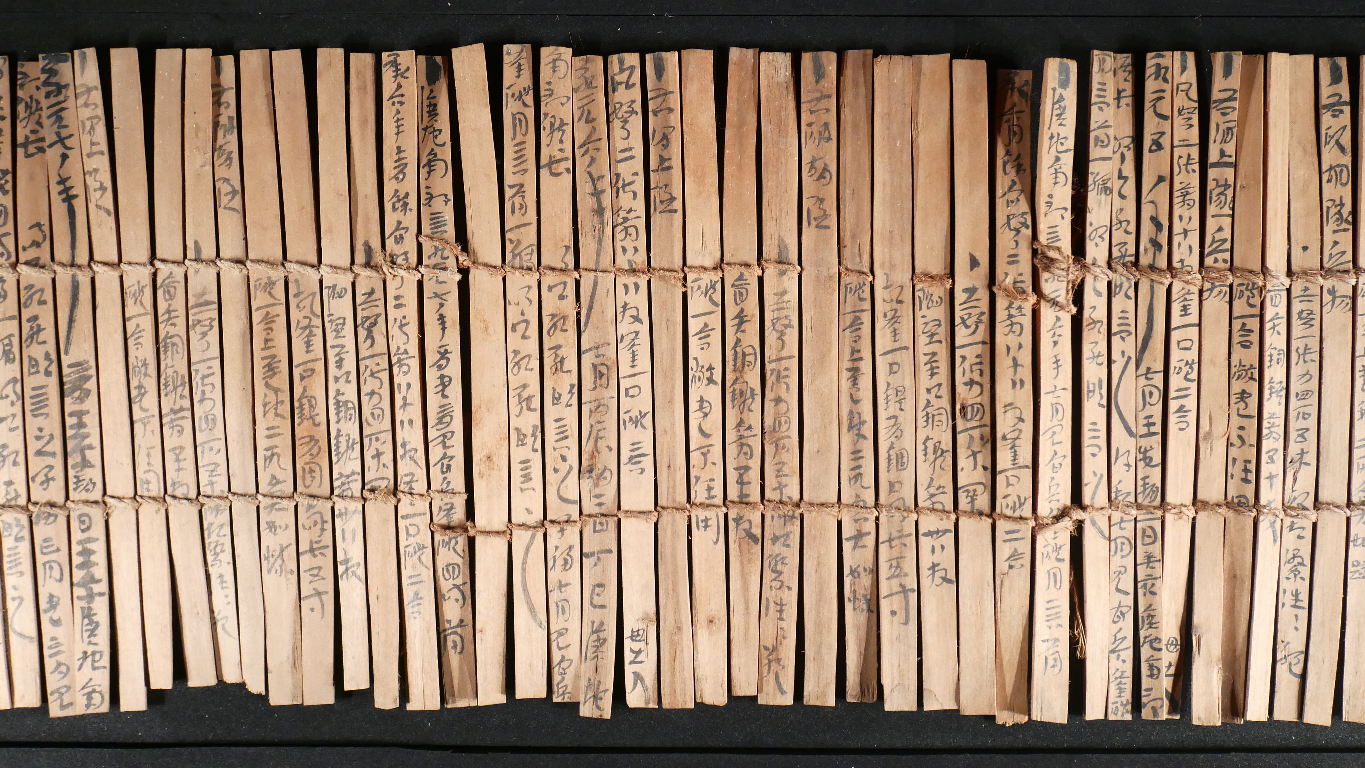Недавно ученые расшифровали надпись обнаруженную. Бамбуковые дощечки. Бамбуковые пластины. Надписи на бамбуковых и деревянных пластинках. Бамбуковые дощечки в Китае.