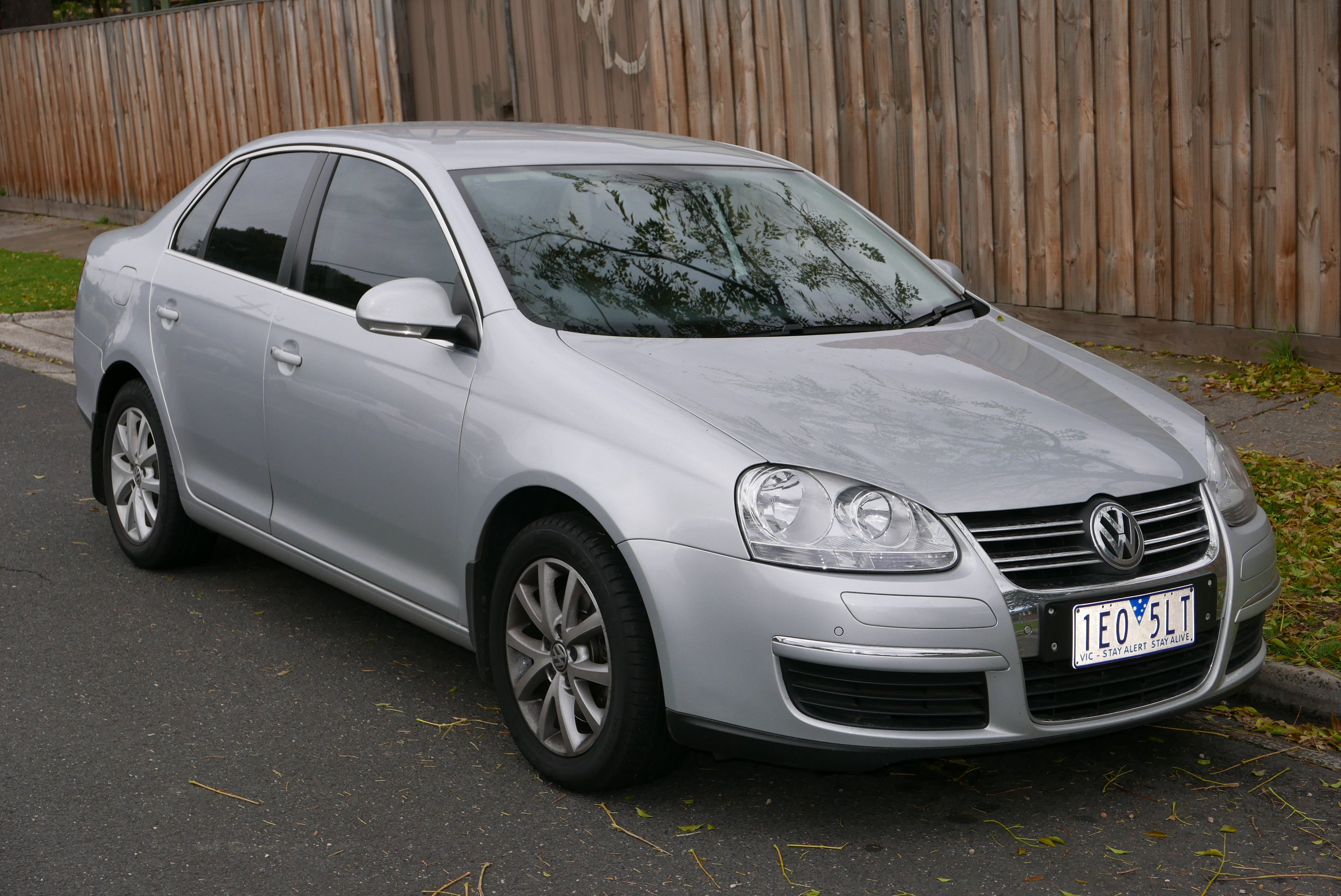 File:Seat Ibiza (6J) – Frontansicht, 25. April 2011, Ratingen.jpg