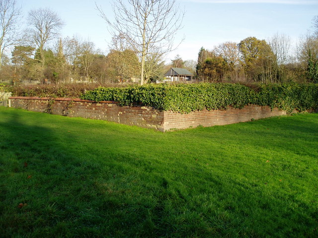 File:Brick wall surrounding the maze at Brent Lodge Park - geograph.org.uk - 1066417.jpg